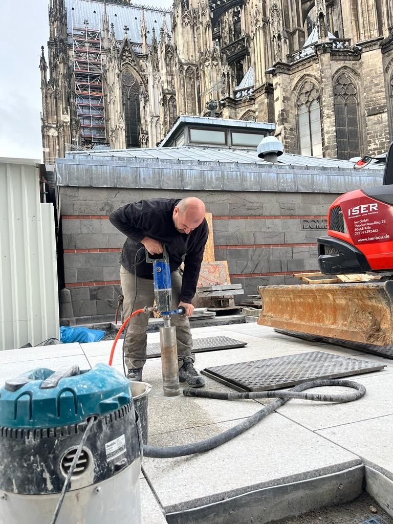 Kernbohrung in den Bodenplatten, im Hintergrund der Kölner Dom